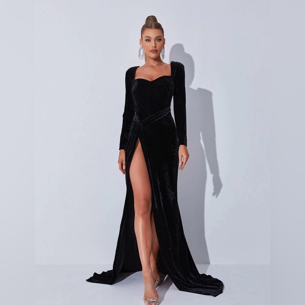 Sweetheart neck long sleeve velvet gown. XS